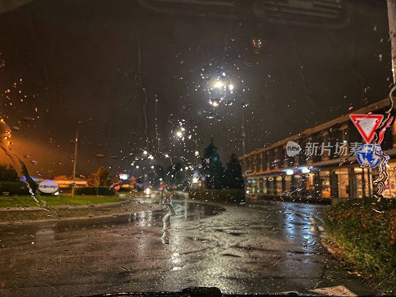 在下雨的夜里开车
