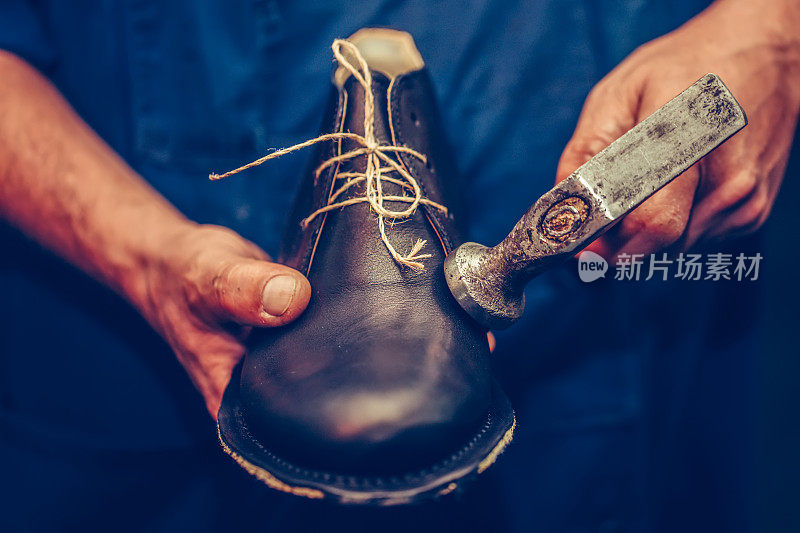 鞋匠为人们制作舒适的手工鞋