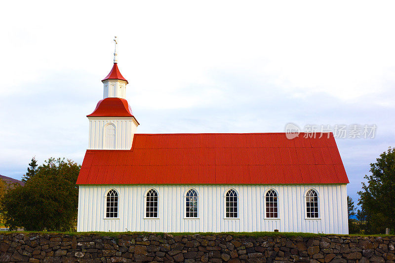 Möðruvellir，冰岛:19世纪红白教堂(Möðruvallarkirkja)