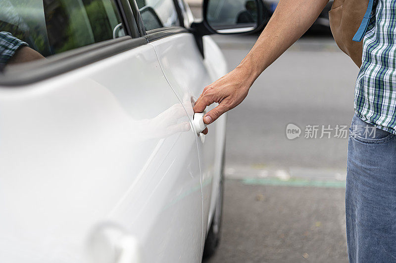 一名男子正在上街上的汽车