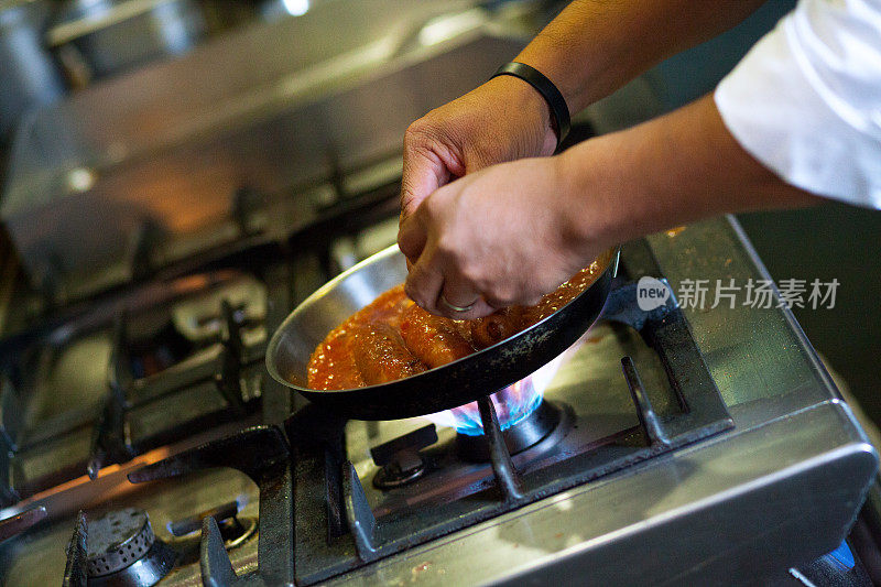 泰国厨师烹饪泰国融合香肠食物