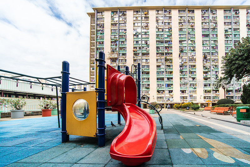 儿童操场和公园的广角镜头和住房背景