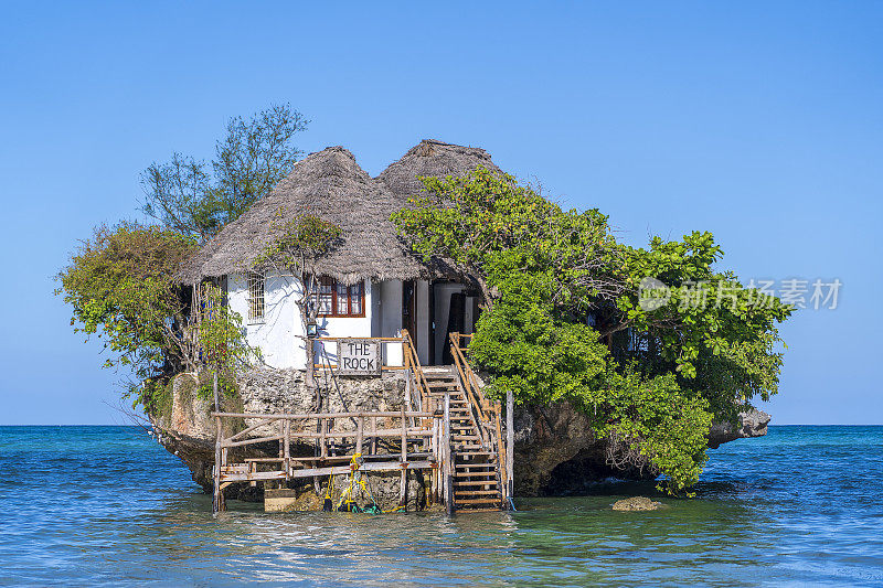 涨潮时的岩石餐厅在坦桑尼亚东部的桑给巴尔岛上