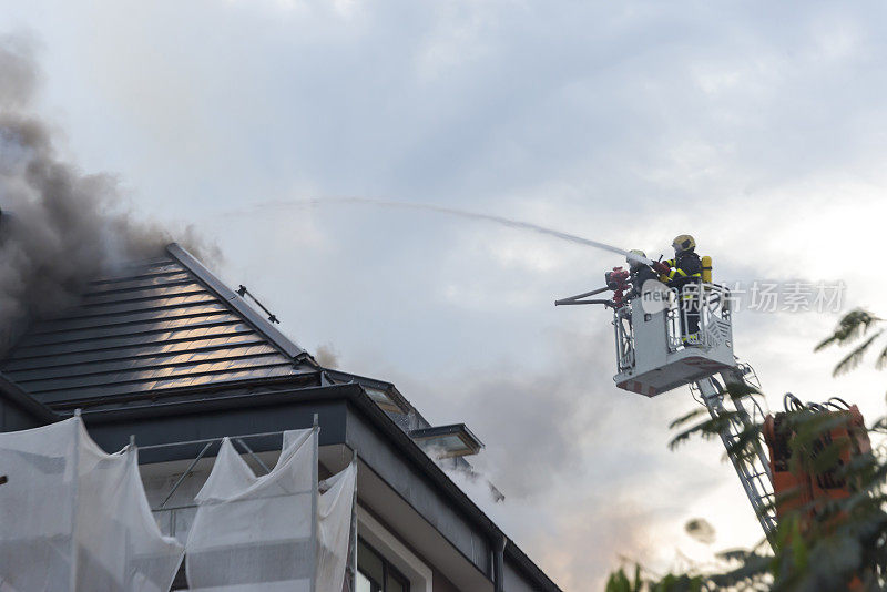 火。阁楼着火了。