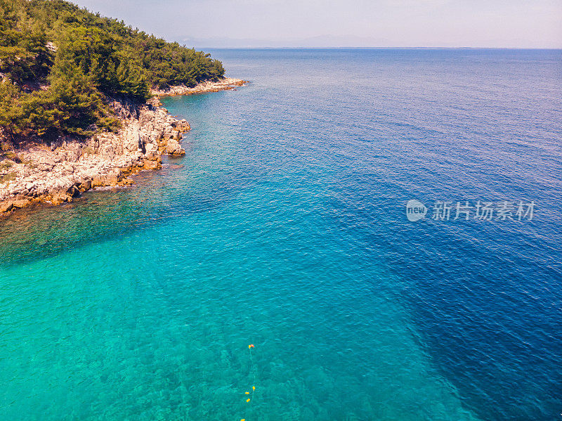 鸟瞰图美丽的海滩上的希腊岛，海岸线与绿松石海