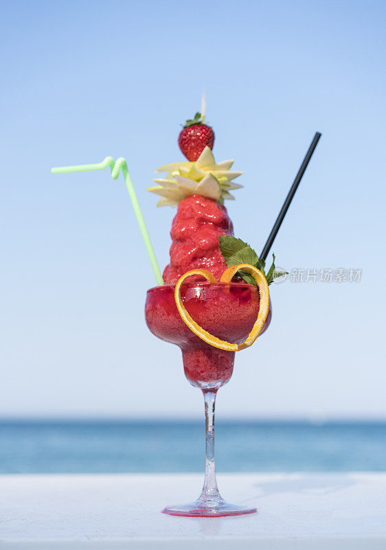 海滩上的草莓代基里玛格丽塔鸡尾酒