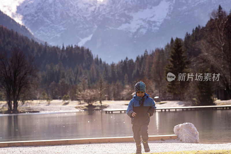 男孩在奔跑，群山在背后