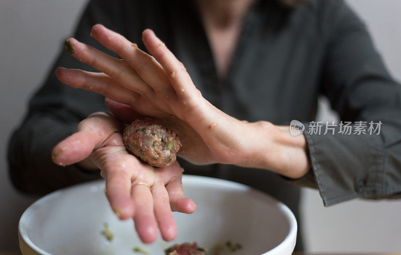 女人滚动肉丸特写