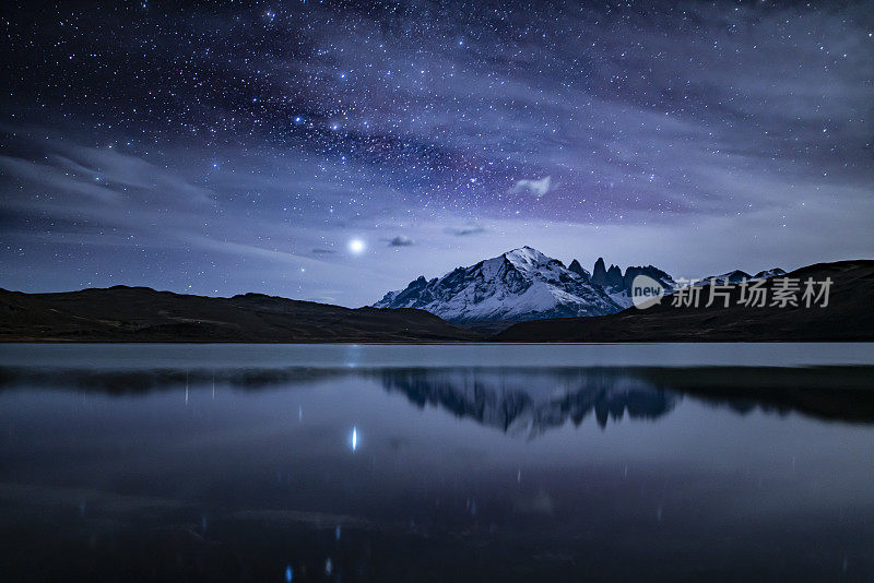 托雷斯·德尔·潘恩山夜空繁星点点