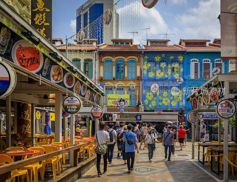 在新加坡唐人街市场，游客们走过著名的五颜六色的殖民时期的商店