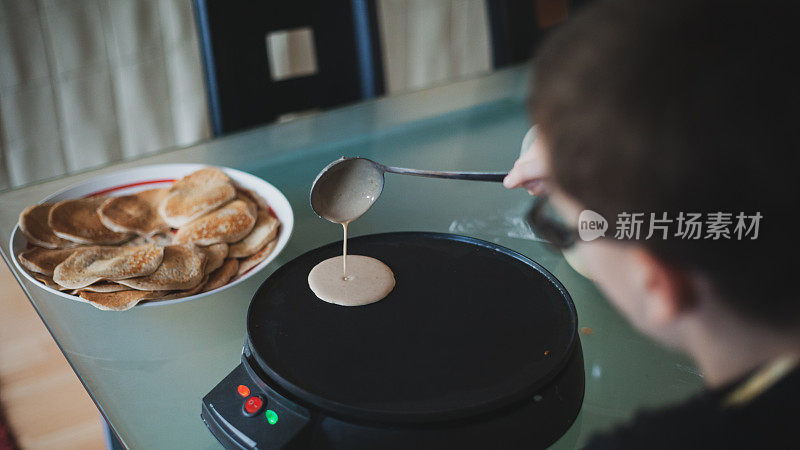 少年在封锁期间做美国煎饼