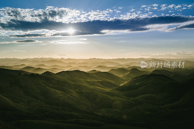 飞过巴西东南部的山谷和山脉