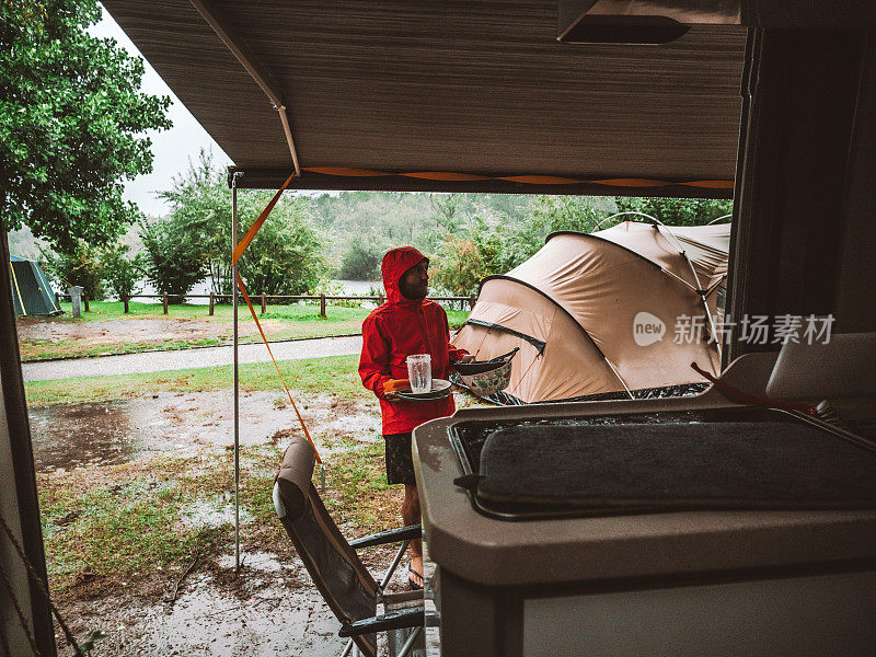 一名男子在露营和洗碗时遇上了暴风雨