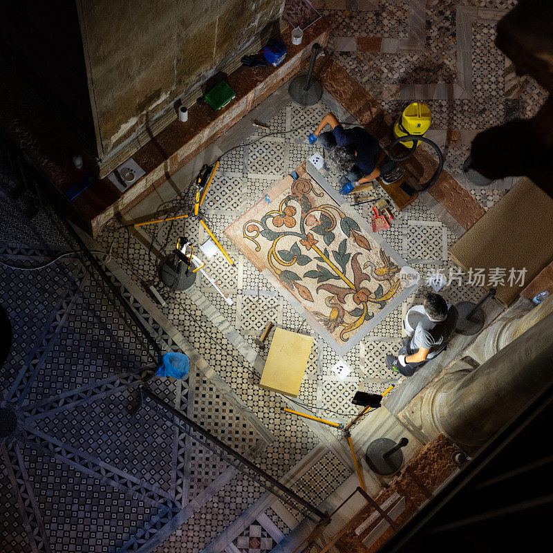 威尼斯，修复圣马可大教堂内的马赛克地板