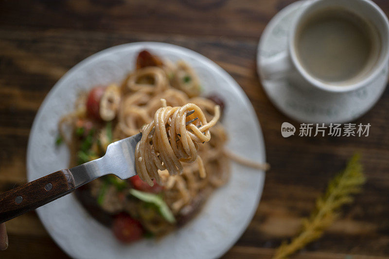 自制意大利面，配香肠、竹笋、番茄和芝士