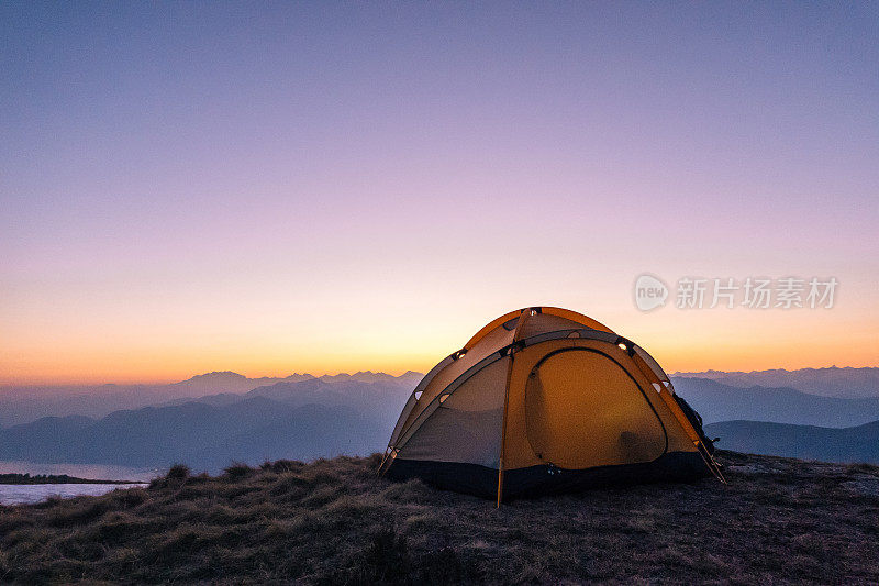 山脊上露营帐篷的风景