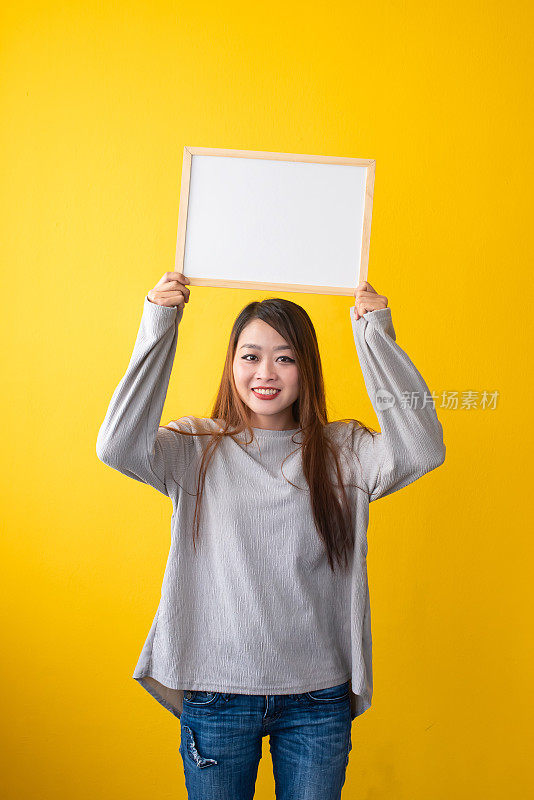 年轻女子手持白板