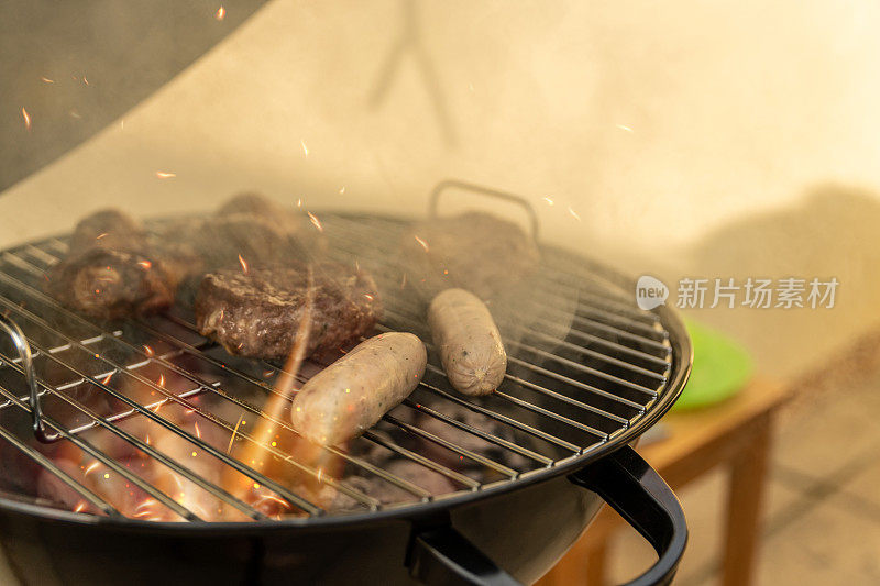 在后院烧烤时烹饪食物