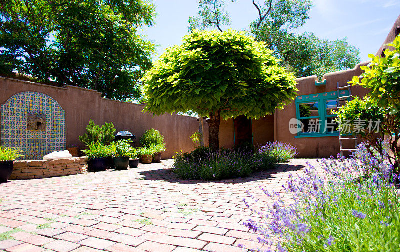 圣达菲NM风格:带有喷泉的土坯房庭院