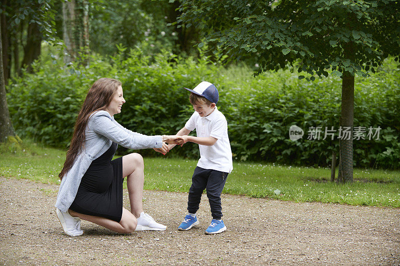 母亲和4岁的孩子在公园里