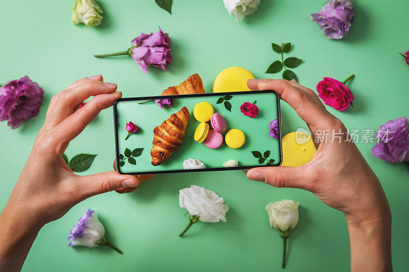美食博客-用手机拍马卡龙和羊角面包的照片