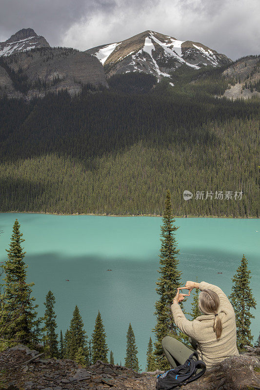 女徒步旅行者放松的山脊和看风景