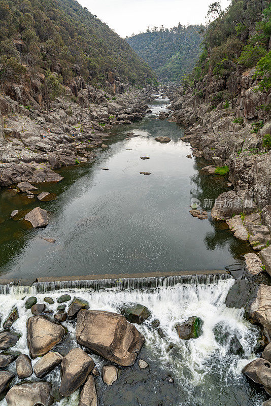 澳大利亚塔斯马尼亚州朗塞斯顿瀑布峡谷的埃斯克河
