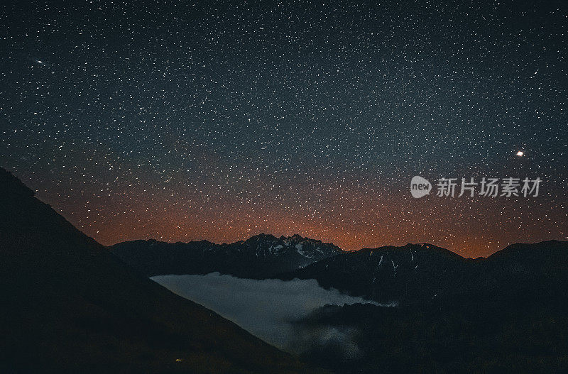 从云端俯瞰的夜景和山景