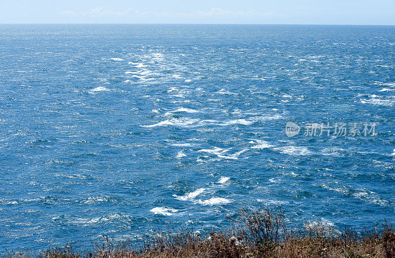 英格兰多塞特，侏罗纪海岸，圣阿尔班海角，汹涌的海浪掠过岩石