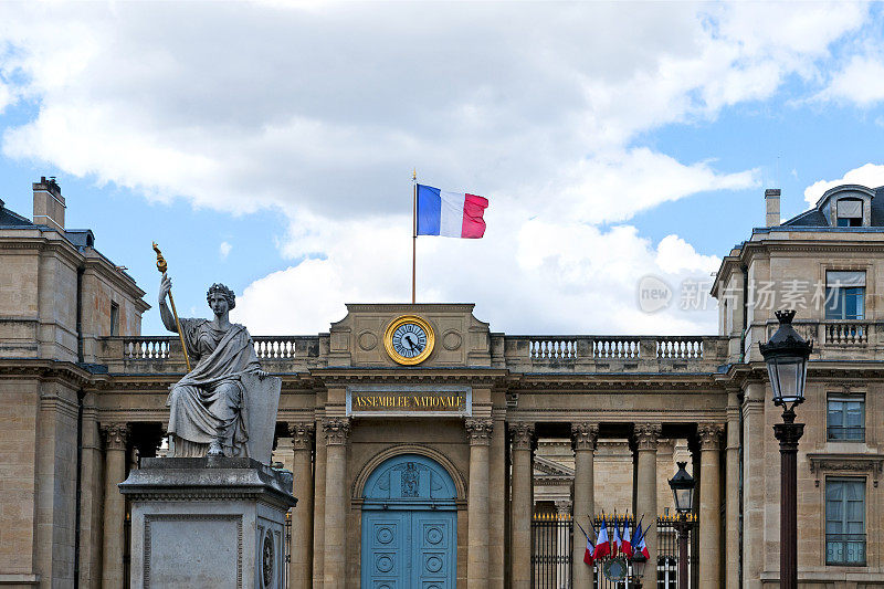 巴黎国民议会大楼，法国国旗飘扬