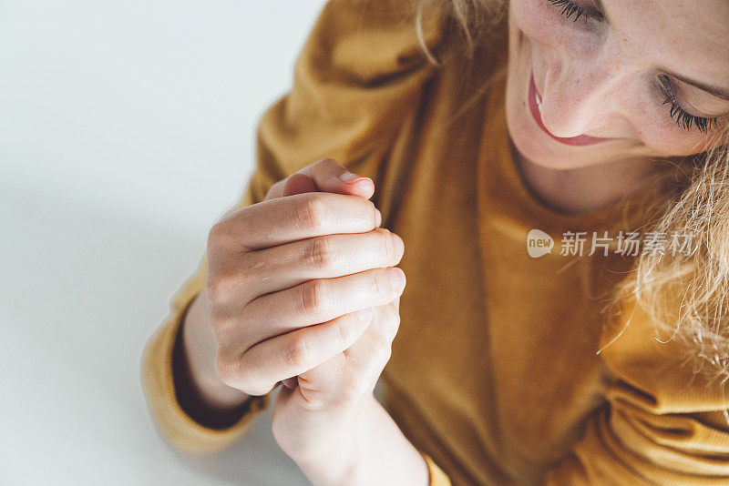 白人妇女按摩她的手与护手霜