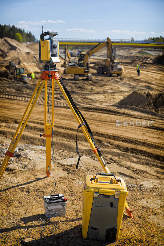 公路建筑工地上的土地测量设备