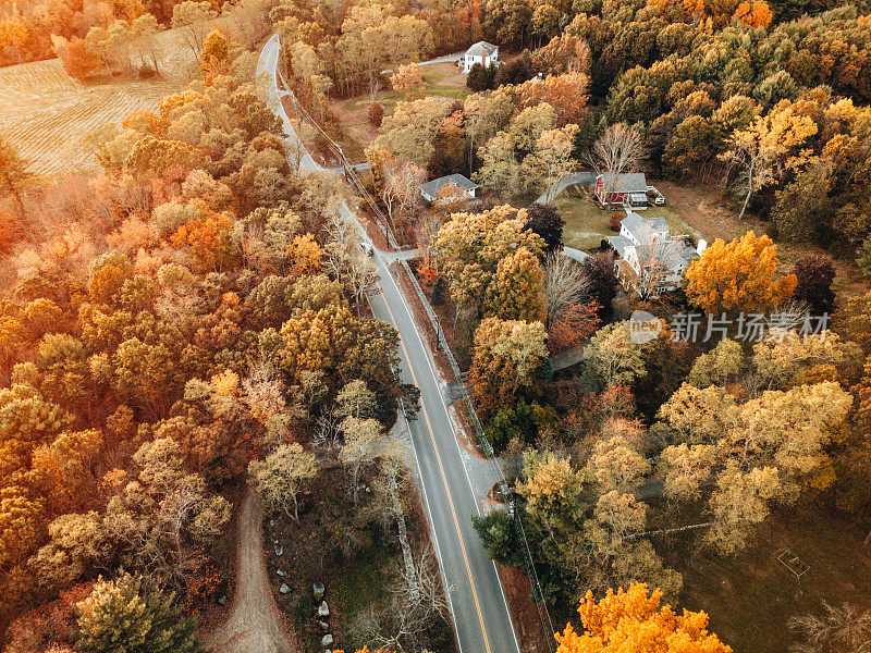 佛蒙特州秋天的道路鸟瞰图