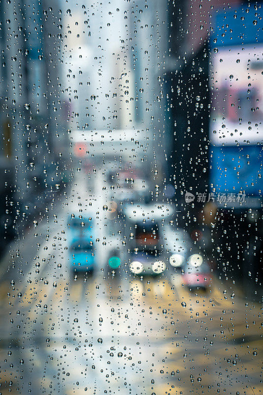 雨滴落在窗玻璃上，暴雨天。