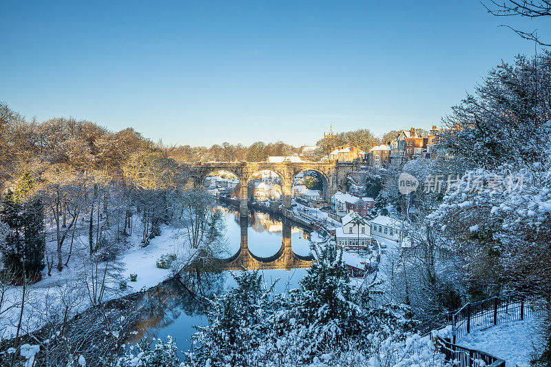 英国约克郡北部的Nidd河和铁路高架桥上的冬季雪景