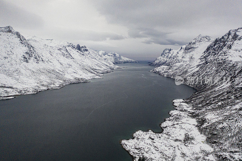 寒冷荒凉，遥远的雪山，挪威北部北极峡湾的极端地形