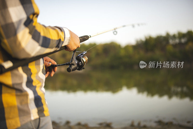 这个人在湖里钓到了一条鱼竿鱼