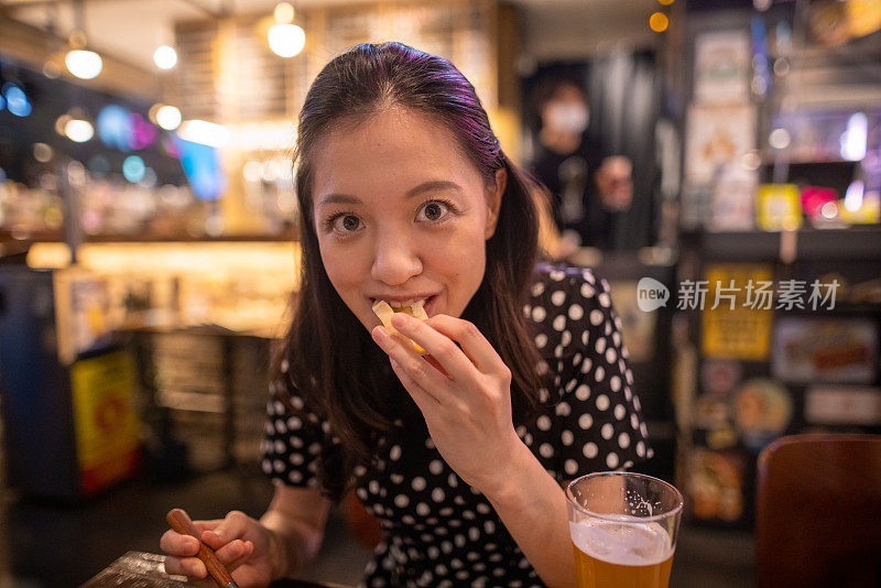 一名年轻女子晚餐吃面包