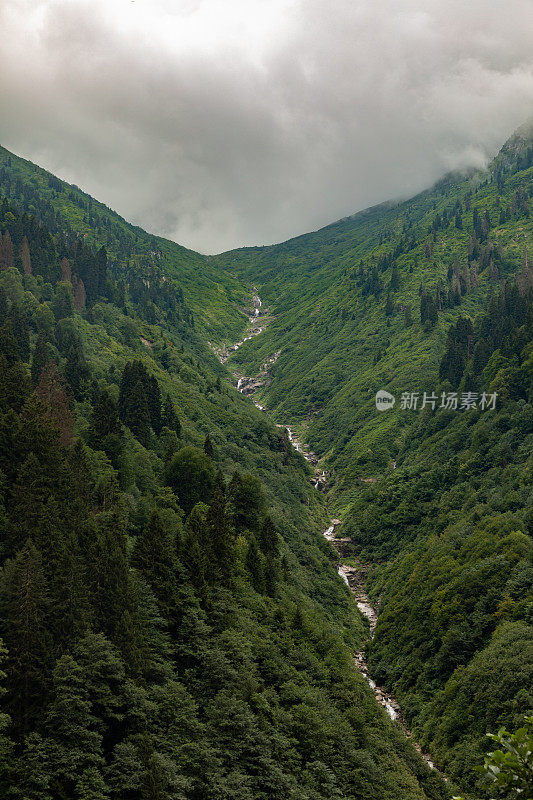 艾德高原山区多云天气