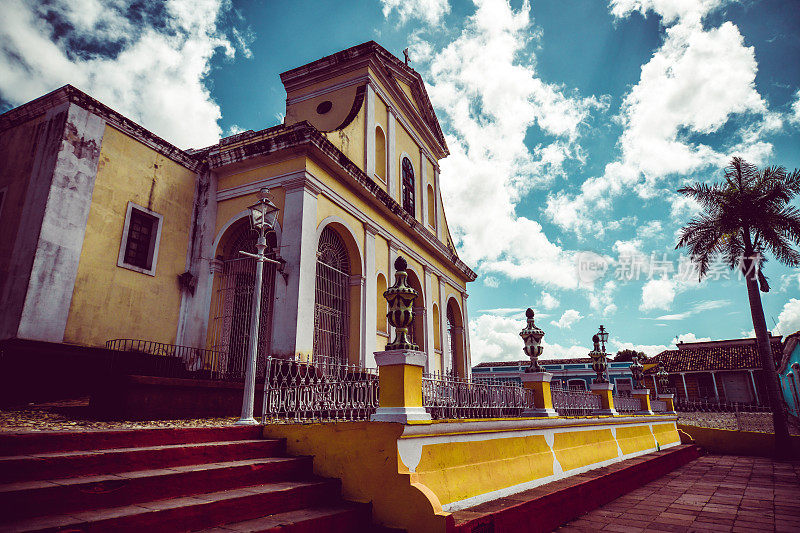 古巴特立尼达圣弗朗西斯科教堂的侧视图