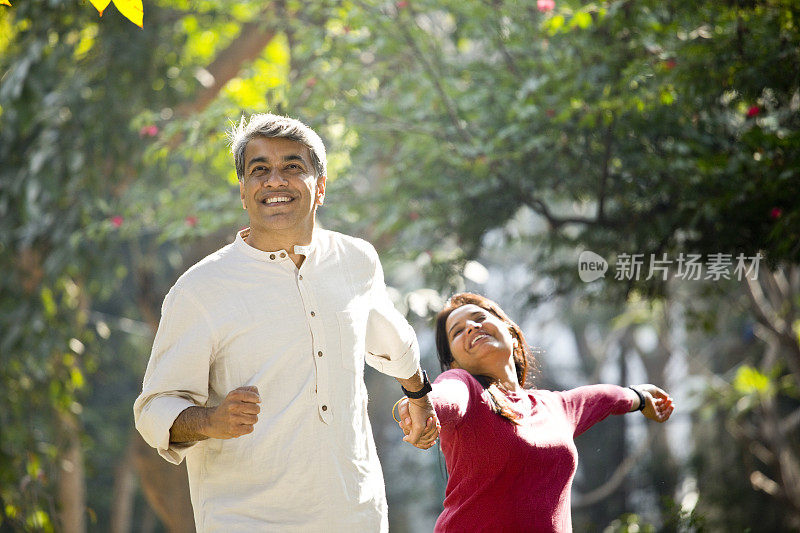 一对夫妇在公园玩得很开心