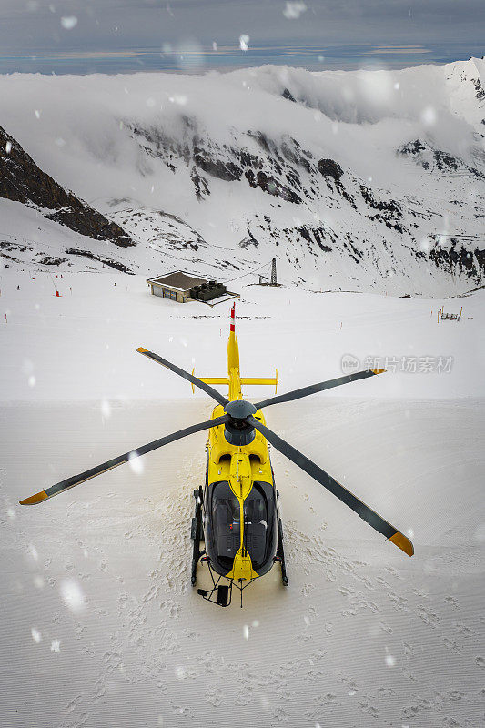 救援直升机在奥地利的冬季景观