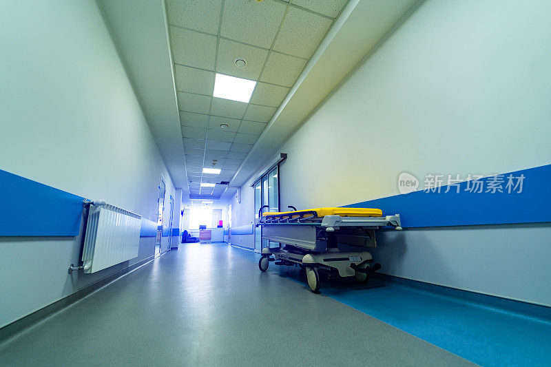新式医院的空轮床。低角度观察门诊空走廊。特写镜头。
