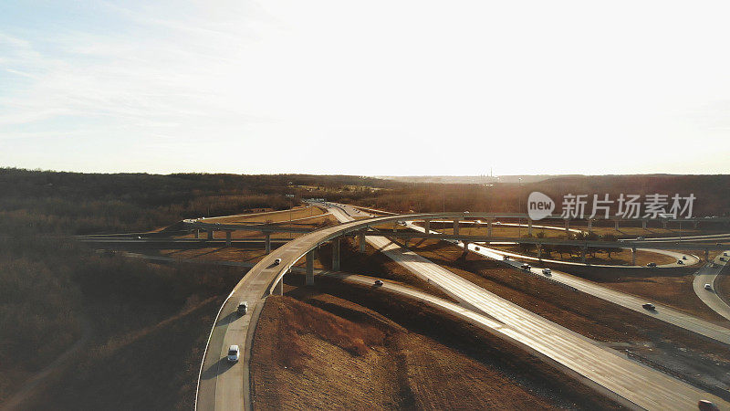 在美国中西部的高速公路运输摄影系列中，多辆汽车离开匝道空中立交桥交通视图