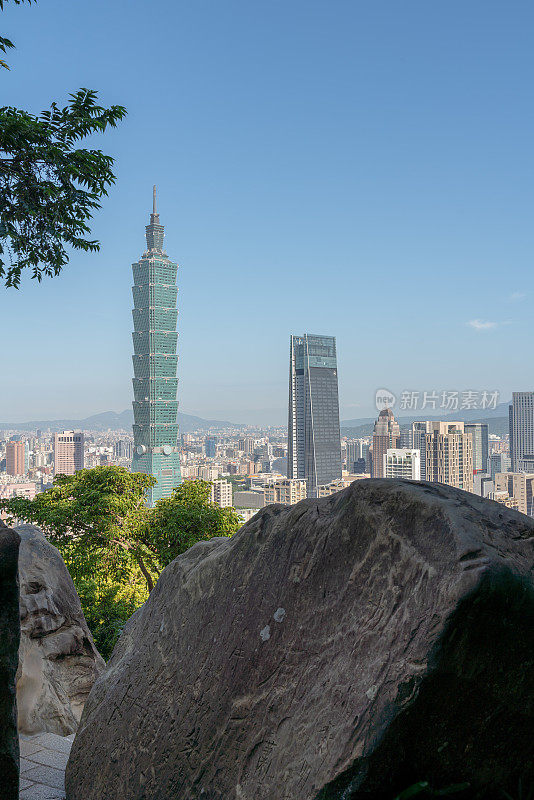 台北市景在阳光明媚的一天，台湾