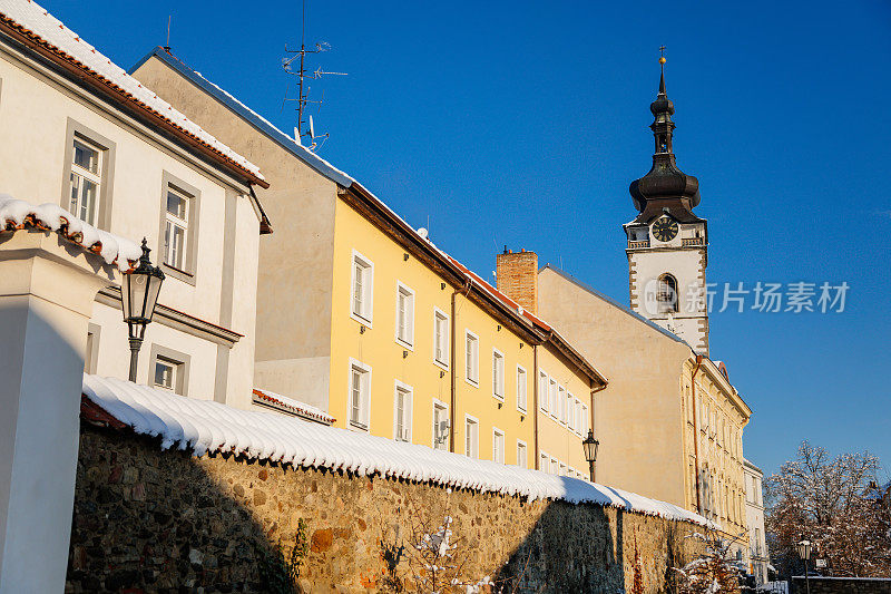 冬天哥特式堡垒的墙壁，圣母玛利亚诞生教堂的塔，中世纪防御工事，建筑纪念碑，皮塞克，南波西米亚，捷克共和国，2021年1月9日