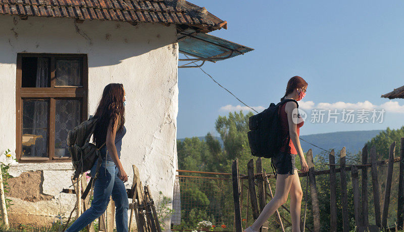 游客们沿着古老的村庄散步