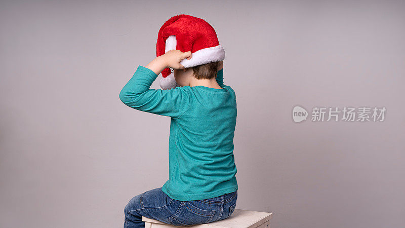 一个4-5岁的男孩正在为圣诞节做准备