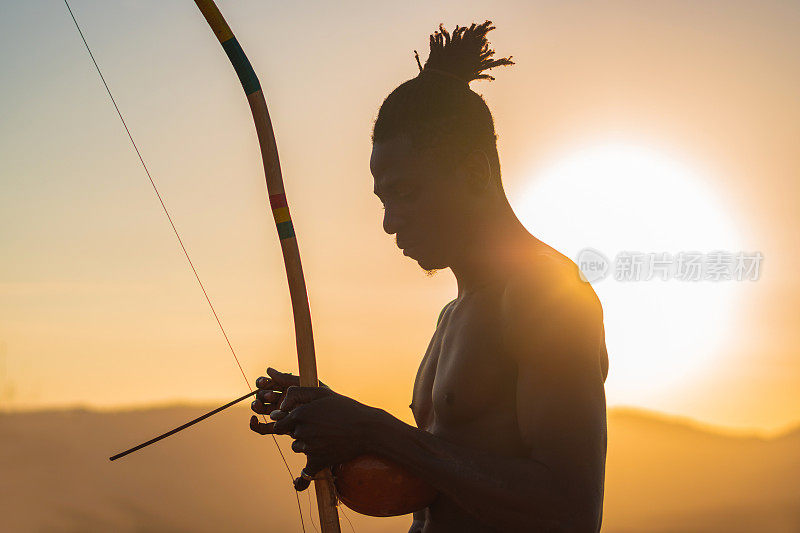 非洲男人剪影演奏berimbau