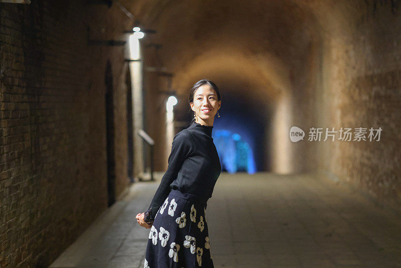 美丽的女人在隧道里跳舞